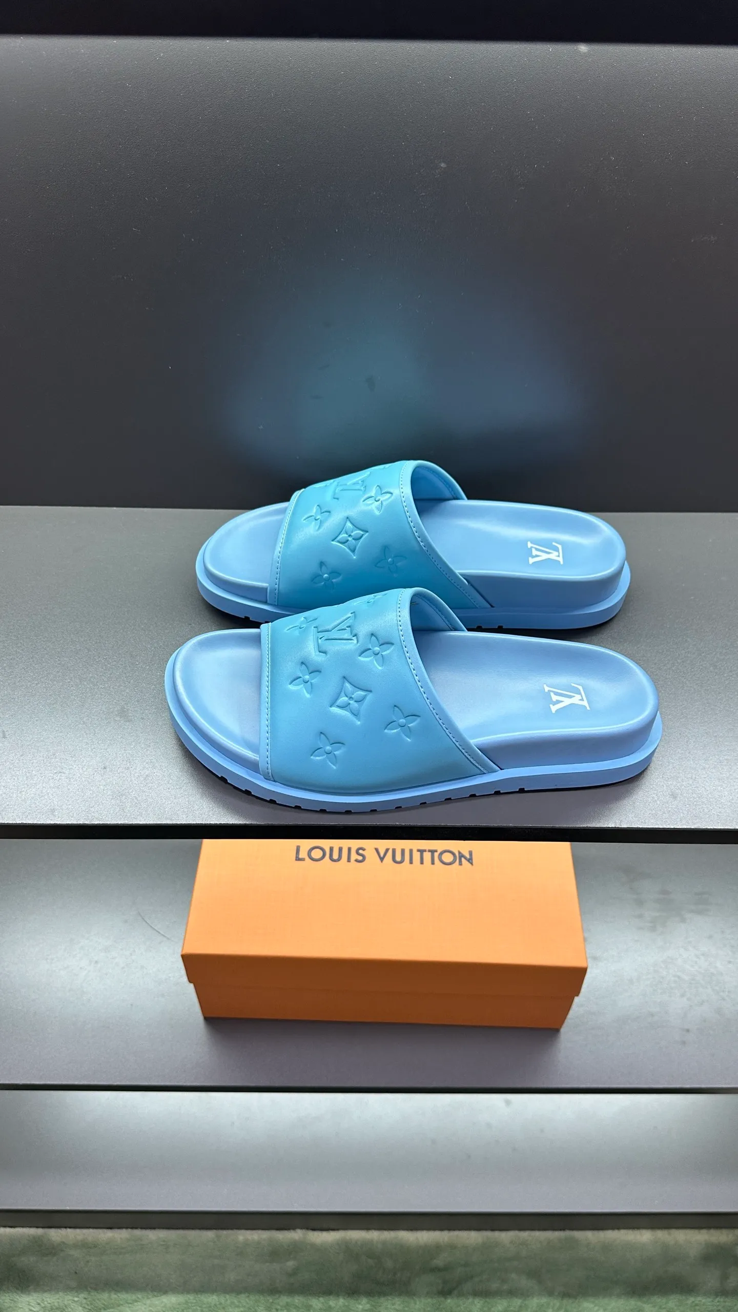 [L Home] P: 300💰Size: 38-45 Top purchasing lv men's summer slippers, classic presbyopia with soft real leather lining, unique color splicing effect, distinctive personality, fashionable and trendy essential style, light and comfortable. Lightweight and tough rubber insole, micro ridged foam outsole, super comfortable!